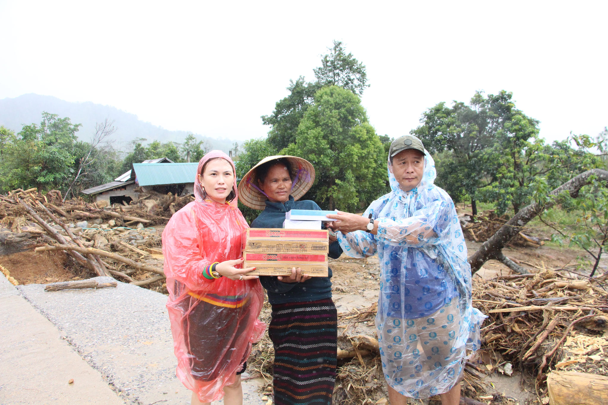 Đoàn từ thiện tặng quà cho người dân xã Hướng Sơn