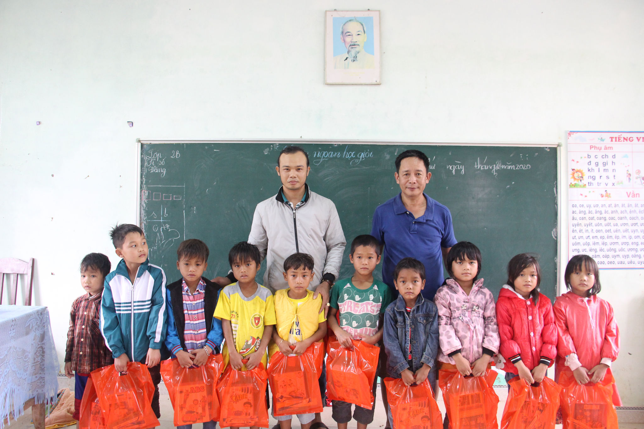 Đoàn từ thiện tặng quà cho các học sinh Trường Dân tộc bán trú TH  và THCS Hướng Sơn