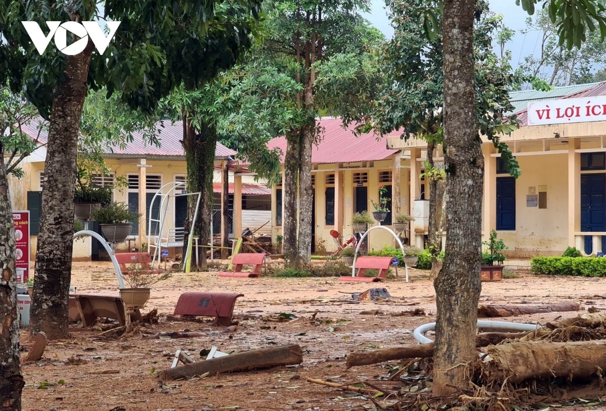 Bùn đất dày hàng tấc trong sân trường.