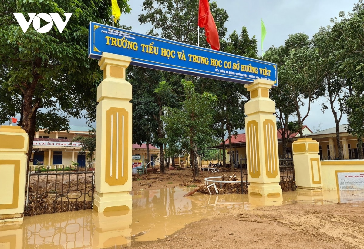 Bùn đất ngập lún sân trường.