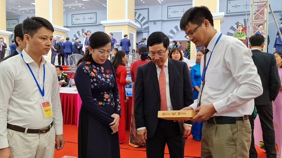 Phó Thủ tướng Chính phủ Phạm Bình Minh; đồng chí Nguyễn Thanh Hải, Bí thư Tỉnh ủy Thái Nguyên tham quan Triển lãm trưng bày sản phẩm công - nông nghiệp của tỉnh