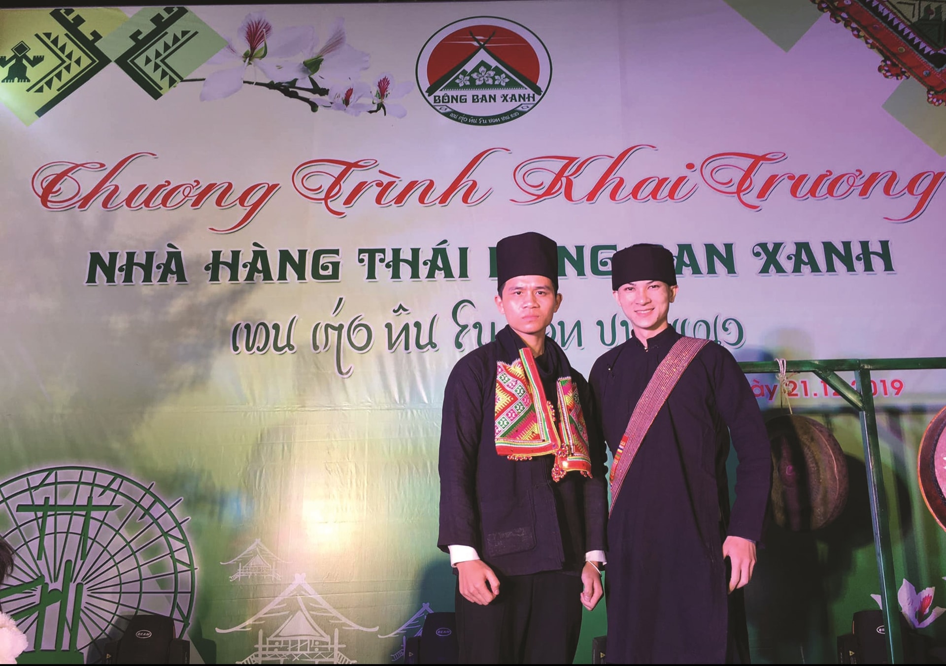 Lò Văn Tuyên (bên phải) luôn mong muốn mang đến cho cộng đồng dân tộc Thái phương pháp học chữ Thái dễ dàng nhất