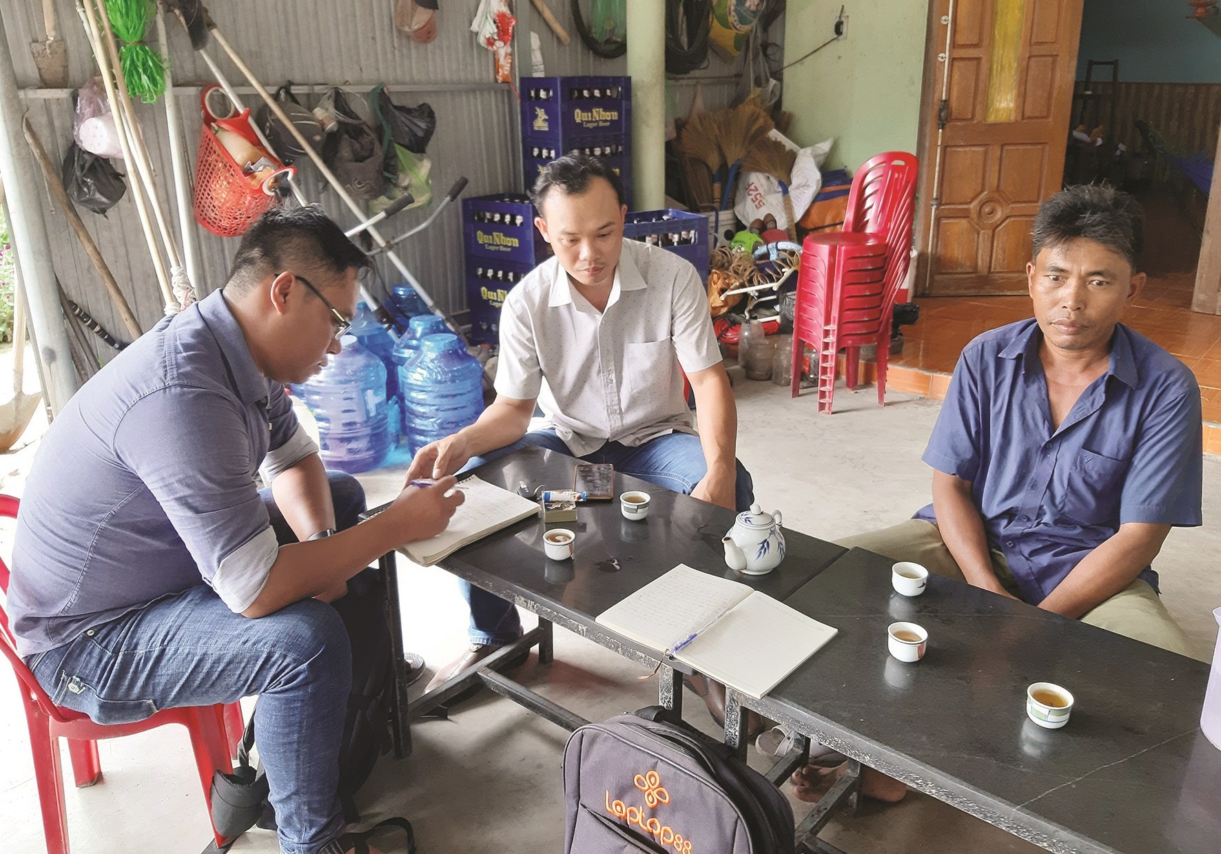 Người dân xã Canh Hòa đang trình bày bức xúc của mình về việc có tên trong danh sách cấp sổ đỏ theo Dự án 672 nhưng lại không biết đất ở đâu