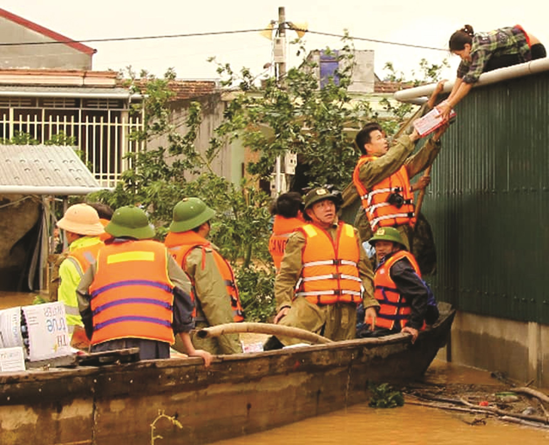 Lực lượng vũ trang luôn tiên phong giúp người dân vượt lũ.