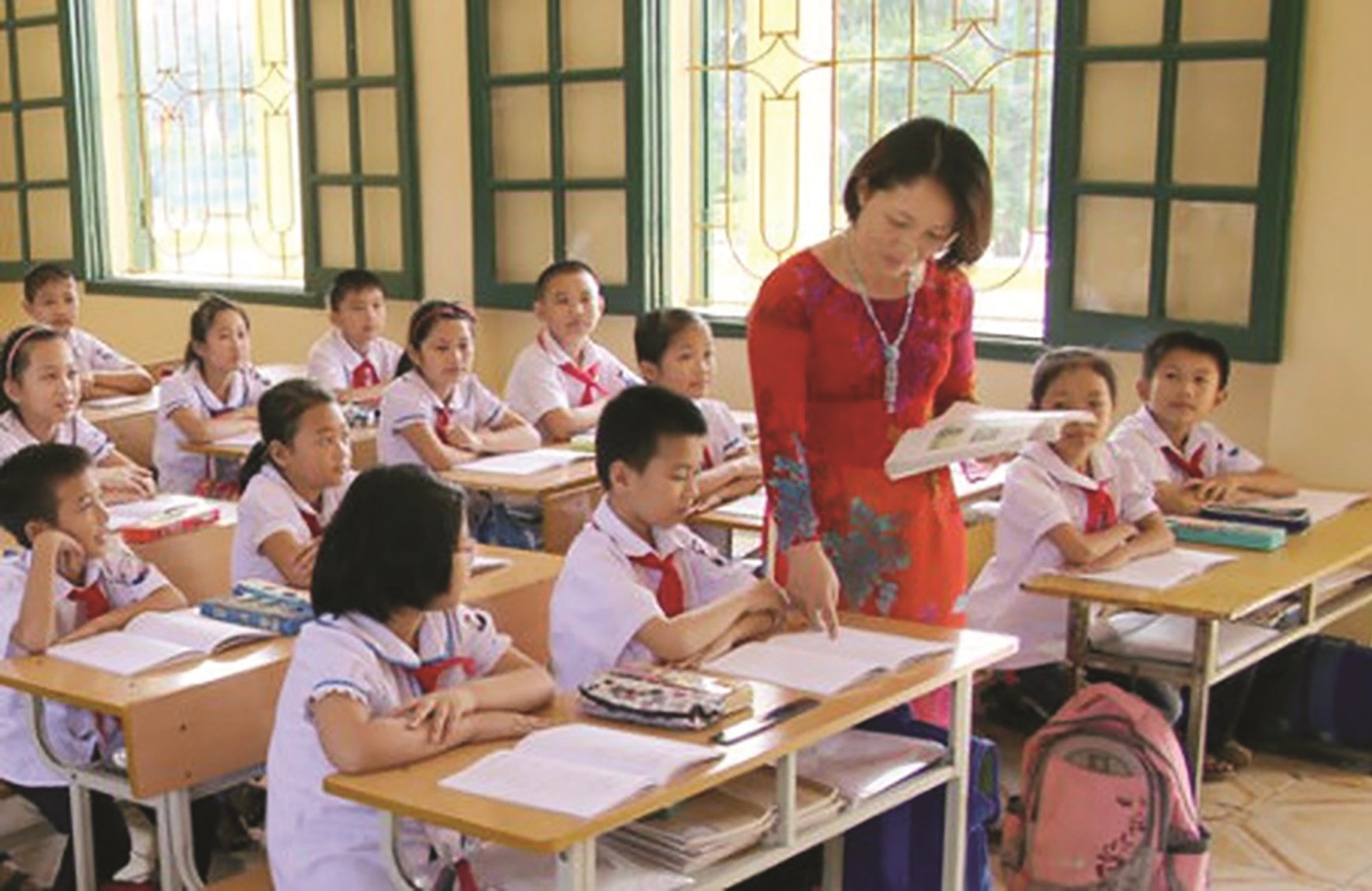 Cần giảm tải gánh nặng sổ sách để giáo viên có thời gian bồi dưỡng  về chuyên môn.  Ảnh minh họa 