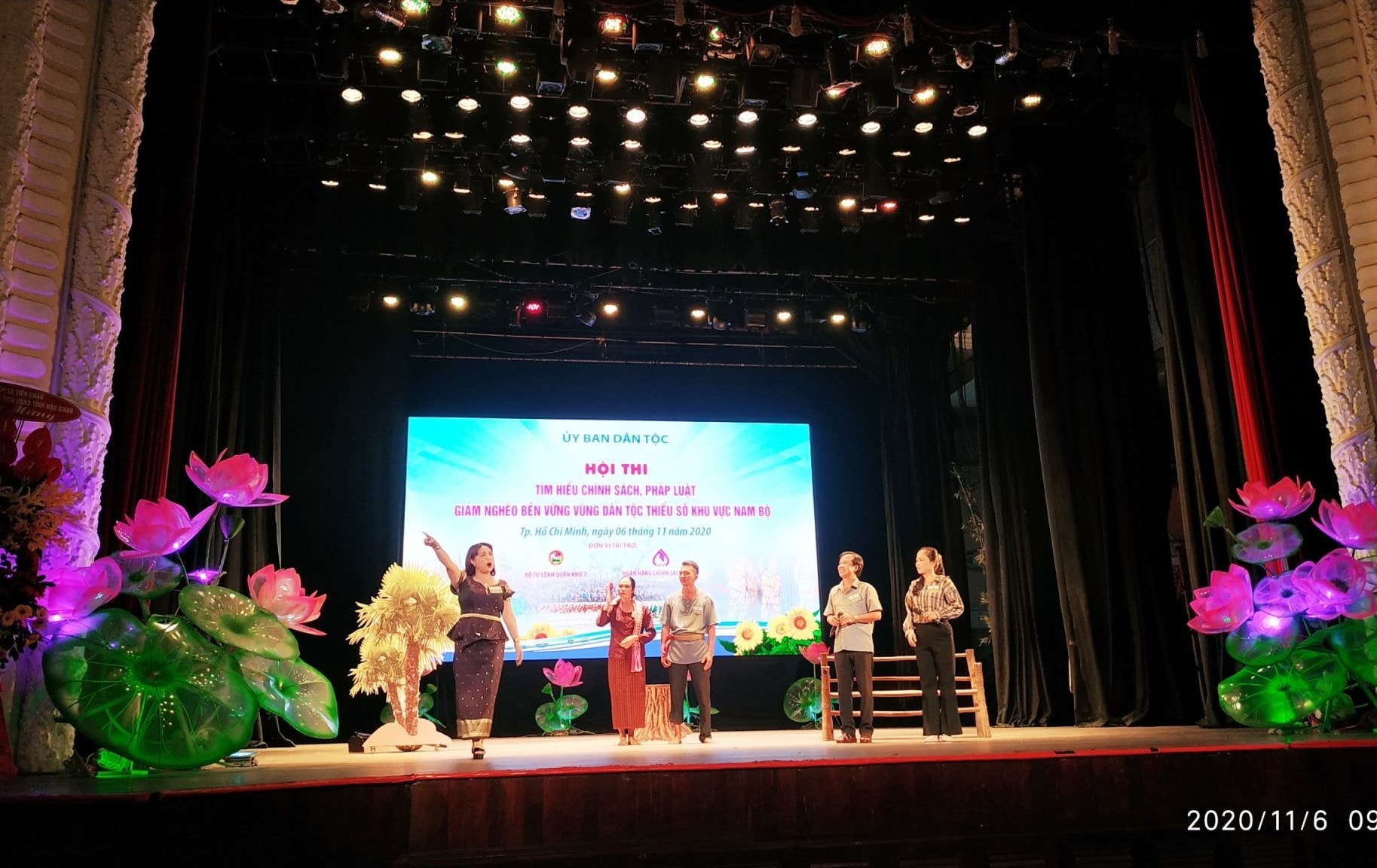 Các đội  thi  tham gia phần thi trắc nghiệm 