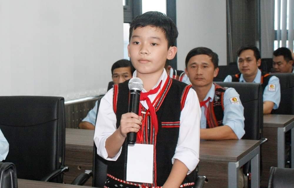 Em Phan Tuấn Kiệt , Lơp 4C1 Trường tiểu học Sơn Thủy, huyện A Lưới phát biểu tại buổi gặp mặt