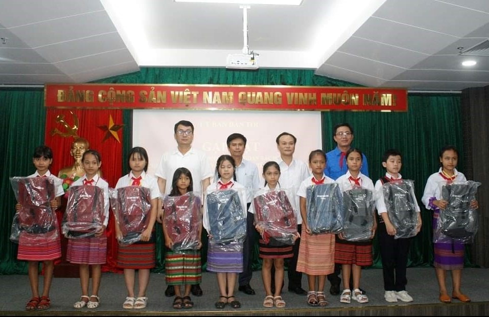 Các học sinh xuất sắc tiêu biểu huyện A Lưới nhận quà của Ủy ban Dân tộc