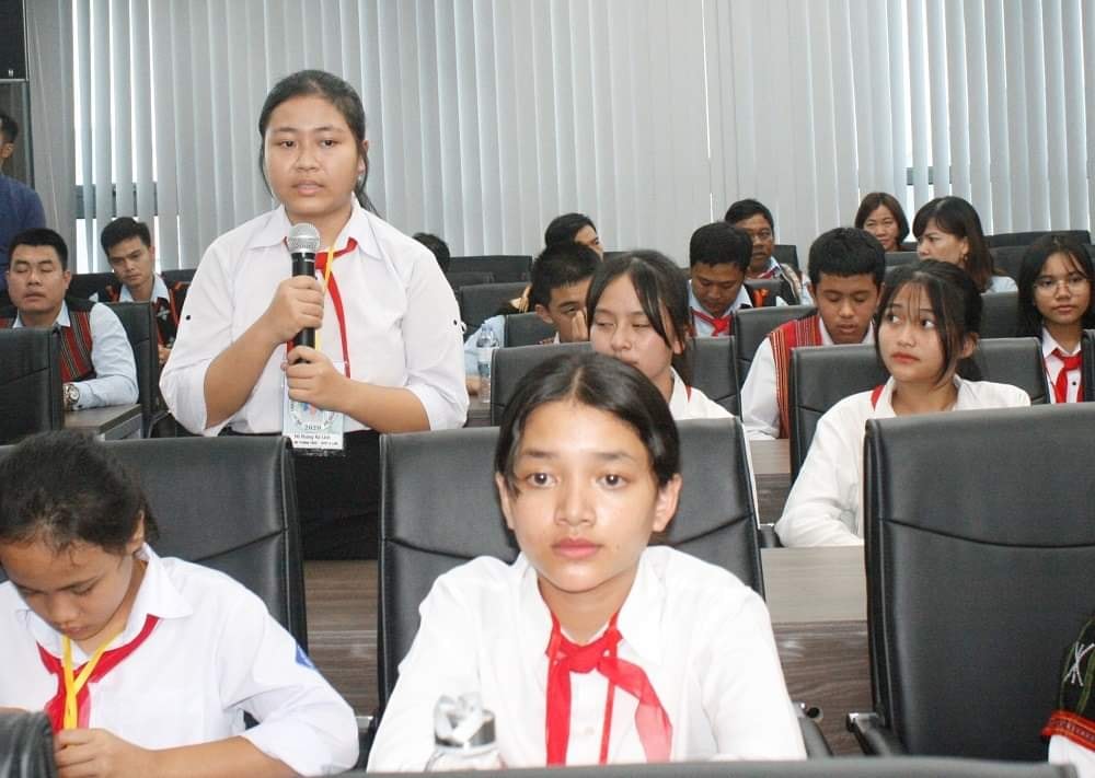 Em Hồ Hoàng Hà Linh, lớp 9A1, Trường THCS Dân tộc nội trú A Lưới phát biểu tại buổi gặp mặt