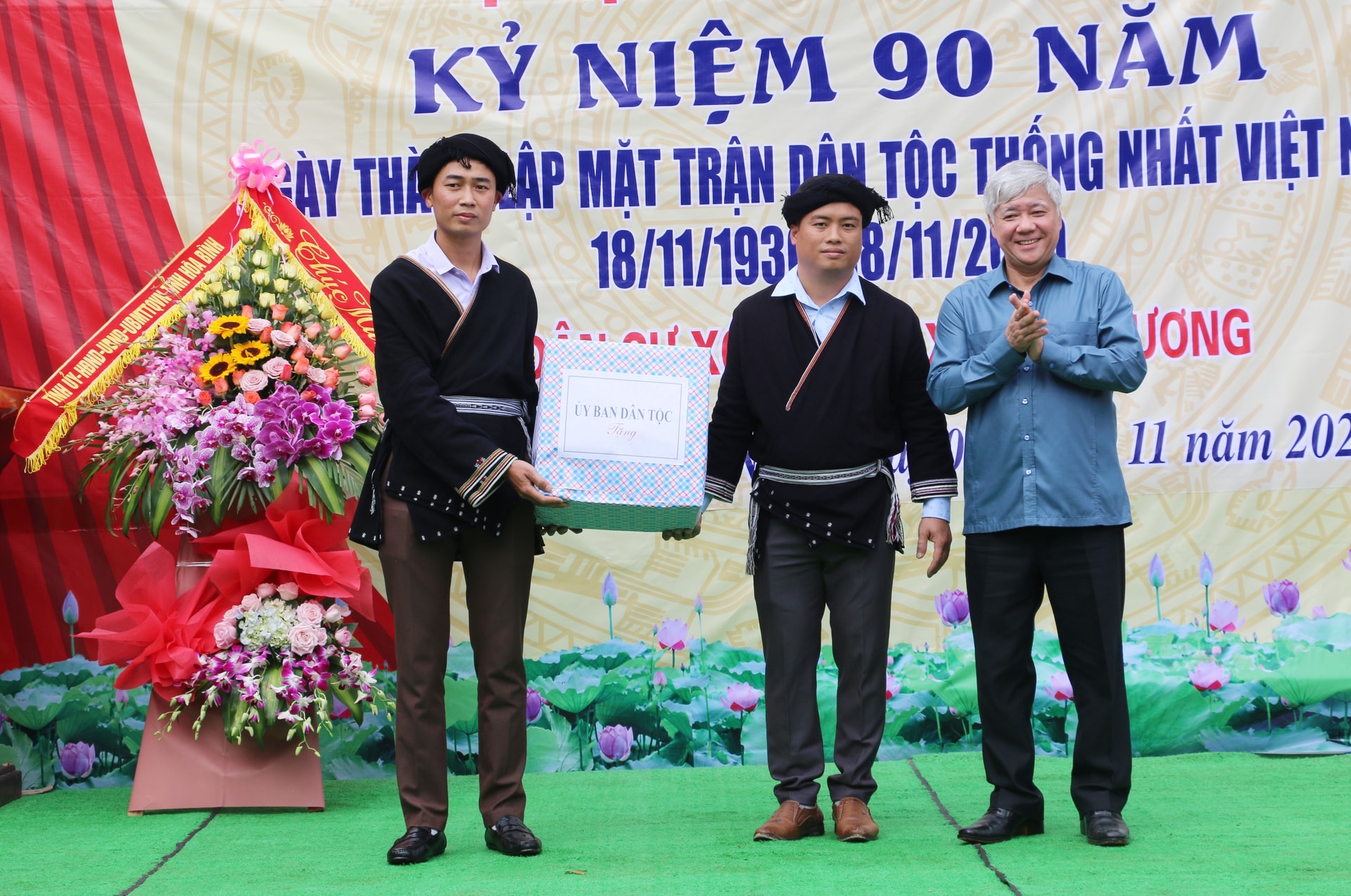 Bộ trưởng, Chủ nhiệm UBDT Đỗ Văn Chiến tặng quà cho cán bộ và Nhân dân xóm Ngù