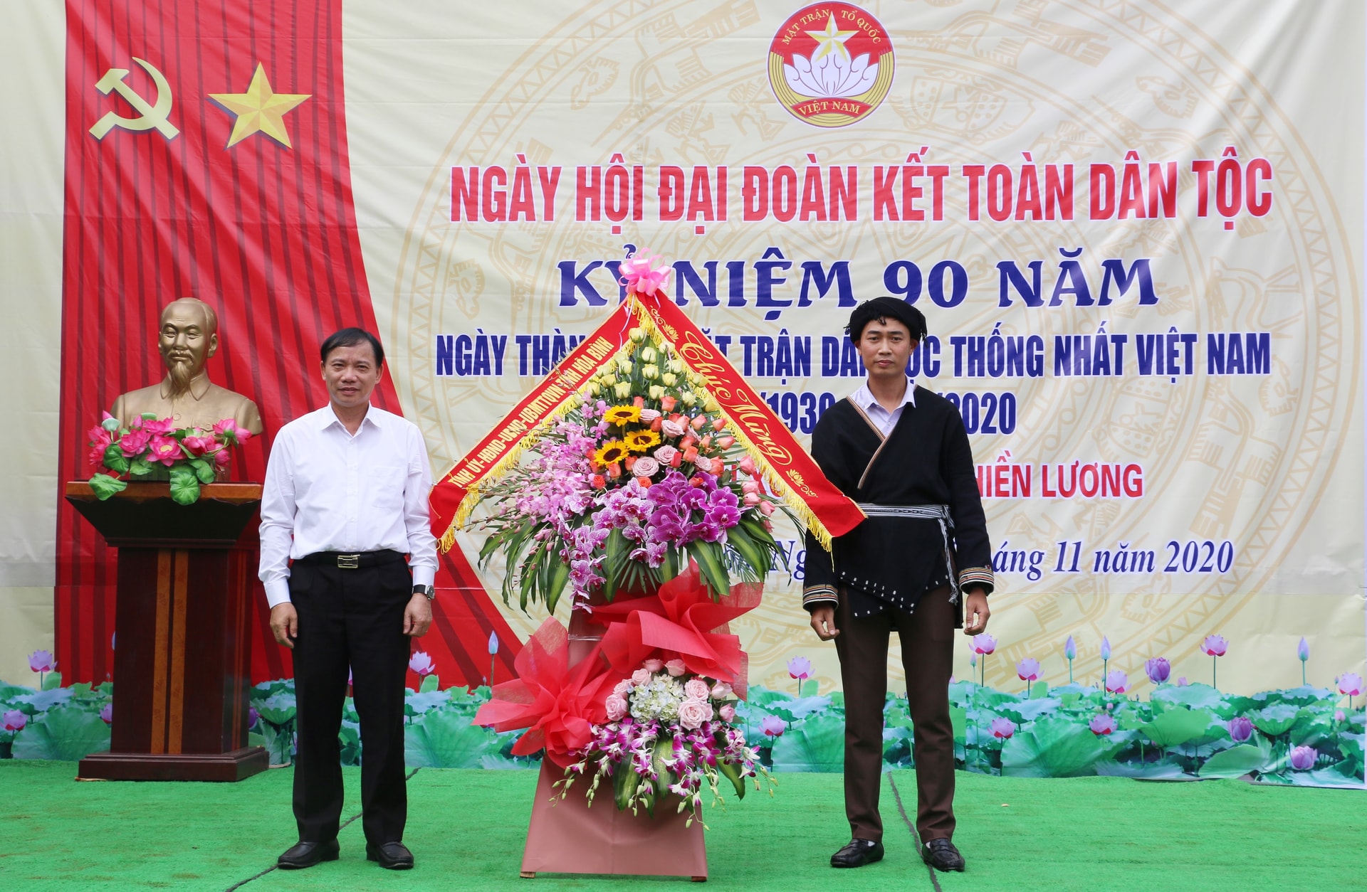  Phó Bí thư Tỉnh ủy, Chủ tịch UBND Hòa Bình Bùi Văn Khánh  tặng hoa chúc mừng Ngày hội