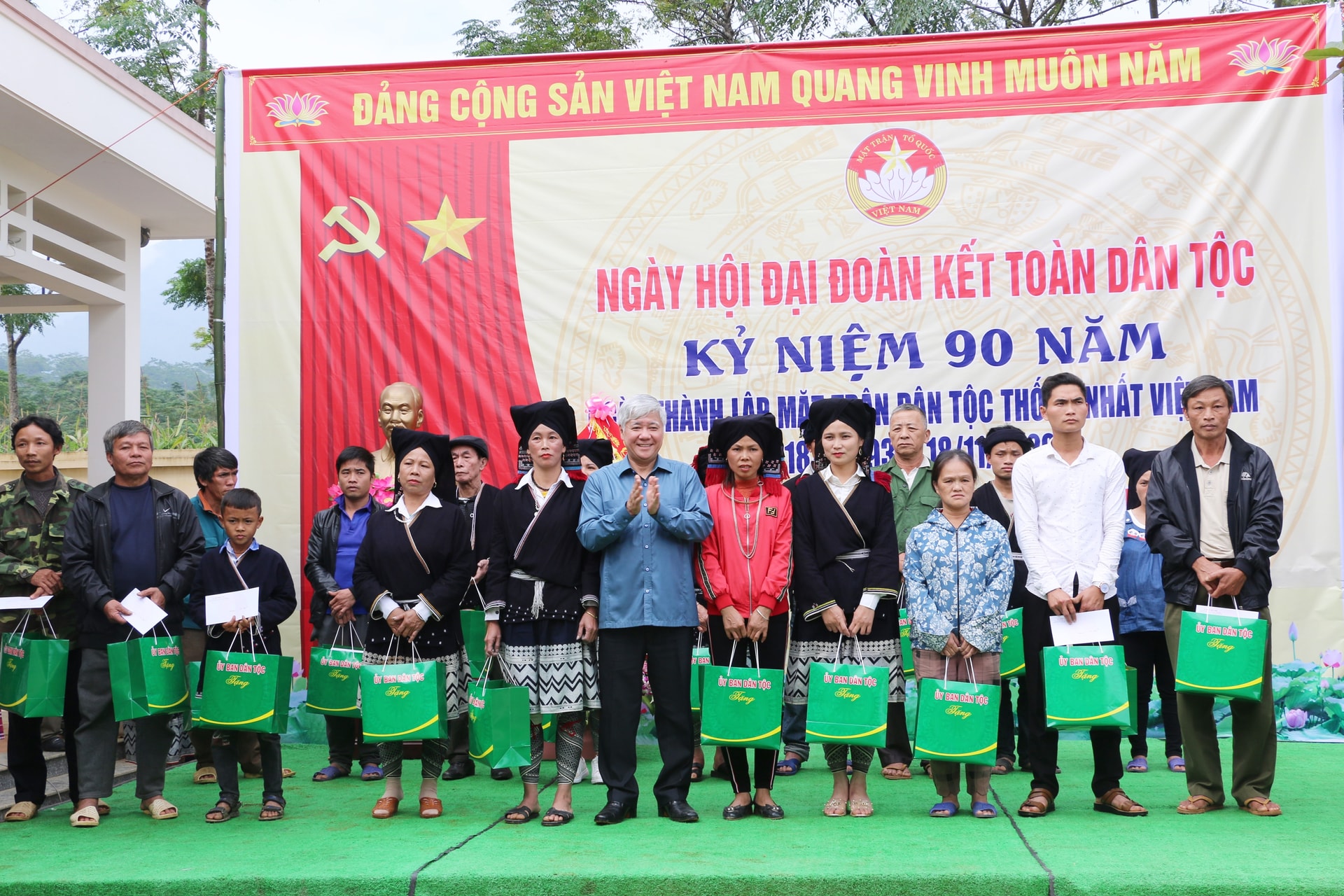 Bộ trưởng, Chủ nhiệm UBDT Đỗ Văn Chiến tặng quà cho các hộ gia đình dân tộc thiểu số ở xóm Ngù