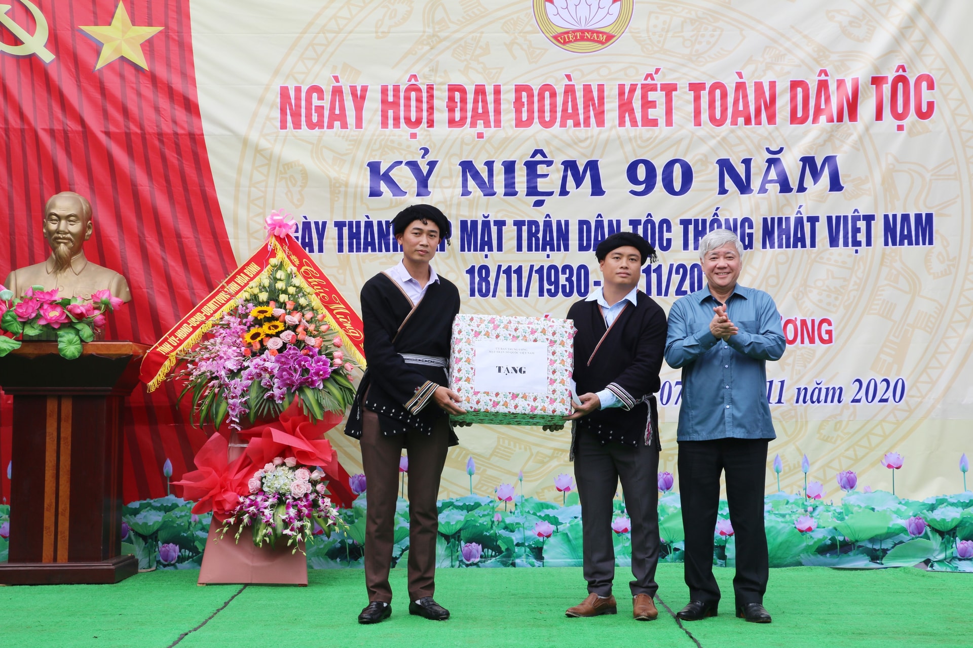 Thừa ủy quyền UB T.Ư MTTQ Việt Nam, đồng chí Bộ trưởng, Chủ nhiệm UB Dân tộc tặng quà cho xóm Ngù