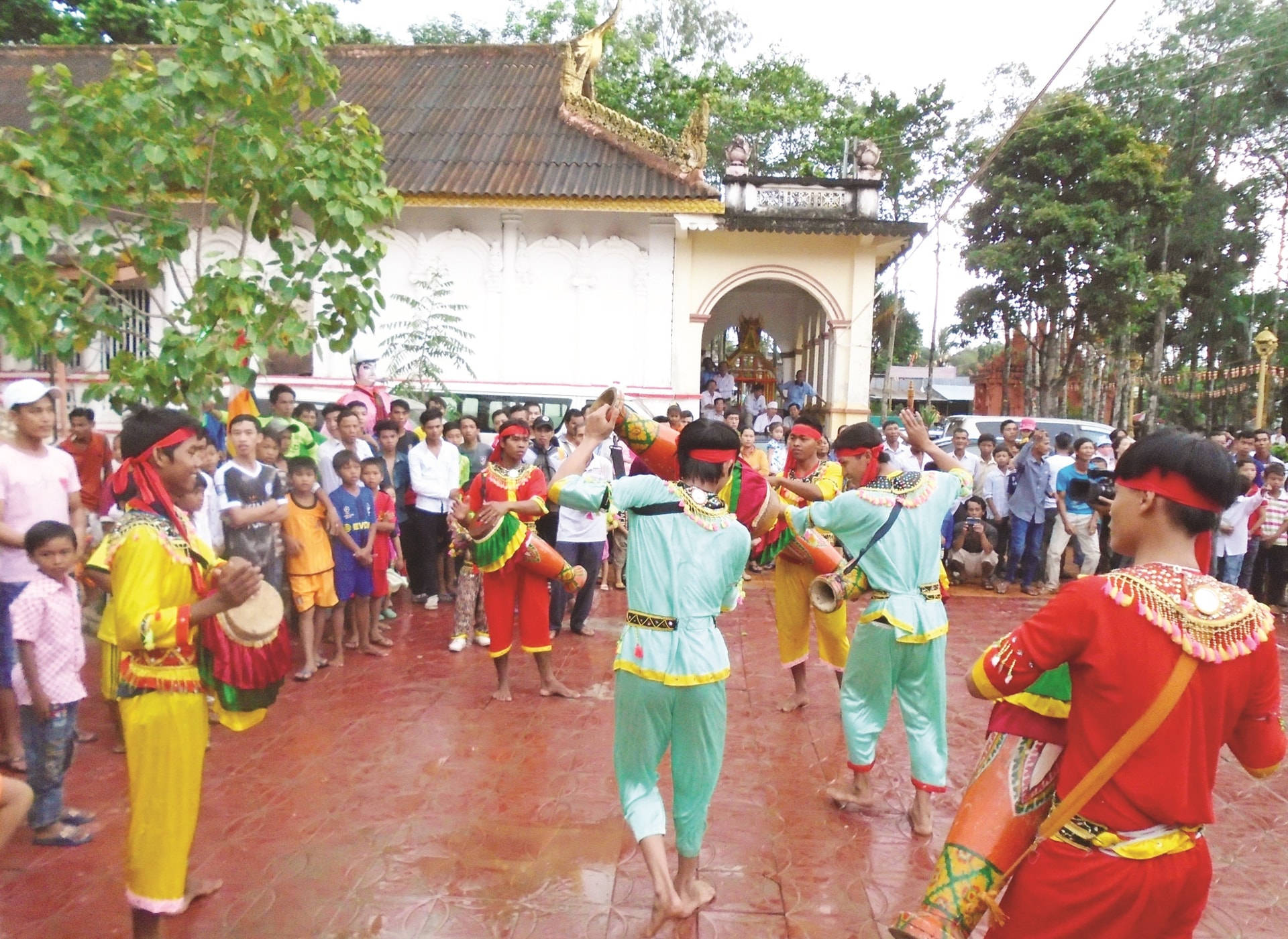 Điệu múa trống Sadăm rộn ràng vui nhộn của Đội múa chùa Bốn Mặt  xã Phú Tân, huyện Châu Thành (Sóc Trăng)