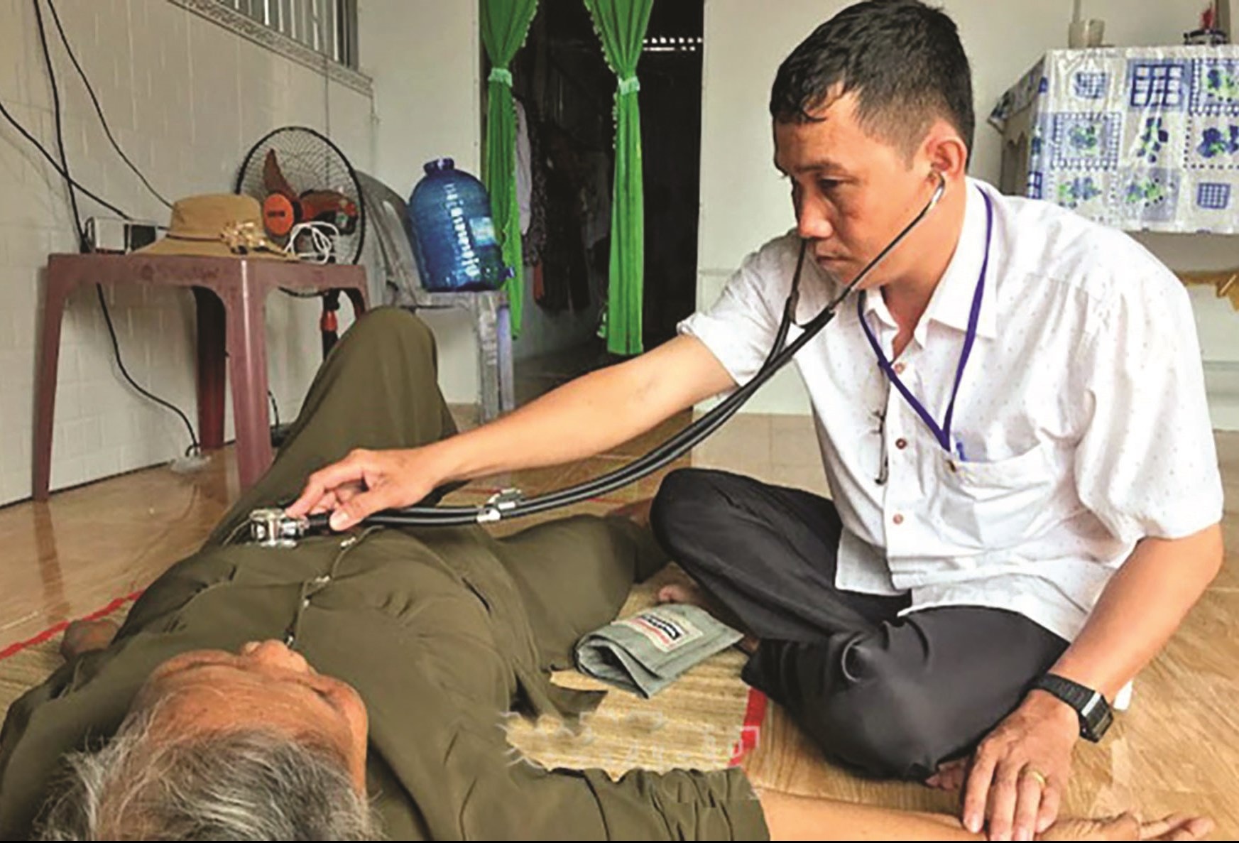 Nhân viên y tế xã Hàng Vịnh đến nhà khám bệnh cho gia đình chính sách, hộ nghèo