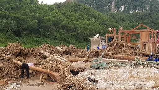Tắc nghẽn dòng khiến suối Son đổi hưởng quét qua bản Sa Ná (Ảnh tư liệu)