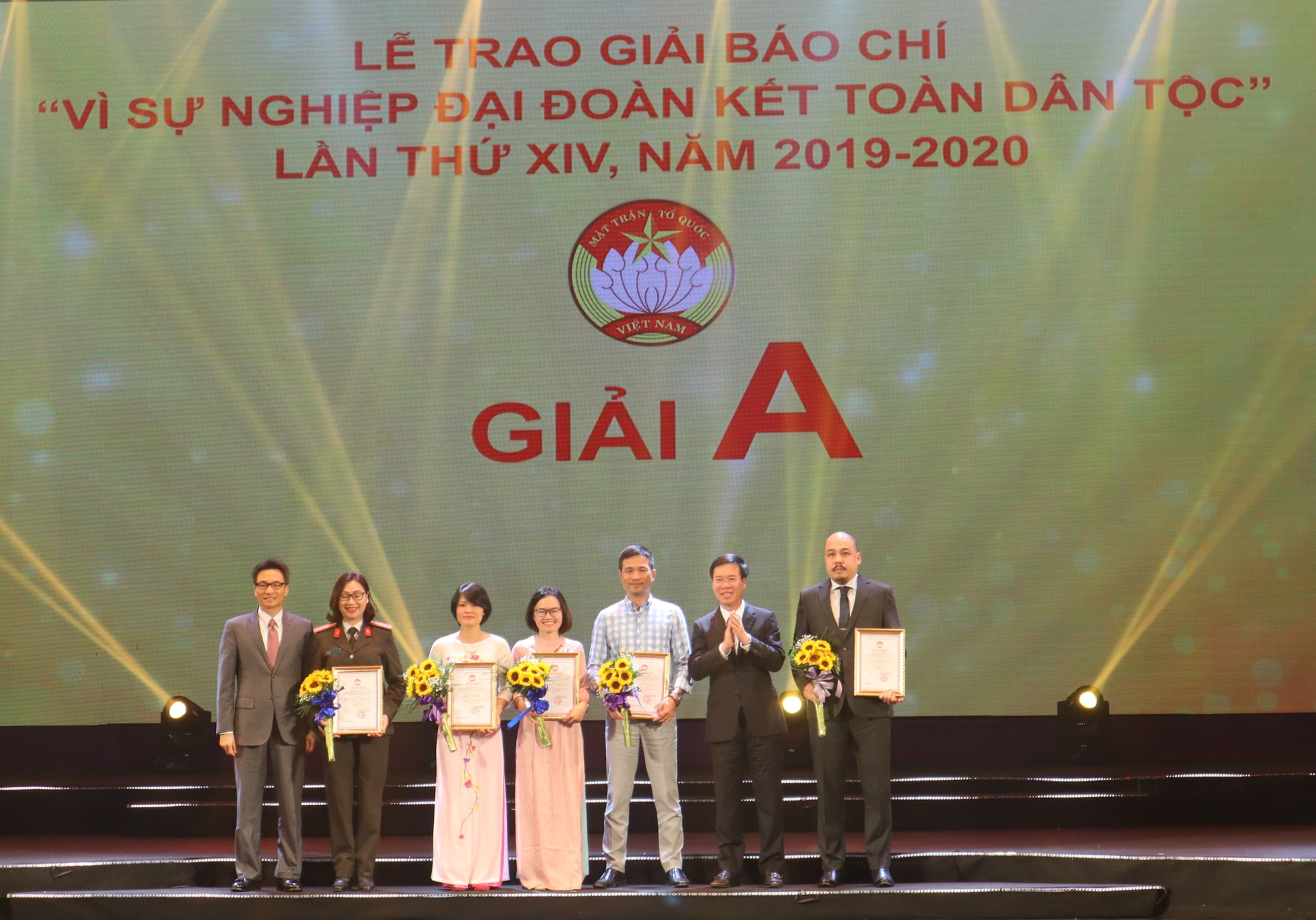 Ủy viên Bộ Chính trị, Bí thư Trung ương Đảng, Trưởng ban Tuyên giáo Trung ương Võ Văn Thưởng  cùng  Ủy viên Trung ương Đảng, Phó Thủ tướng Vũ Đức Đam trao giải cho các tác giả đoạt giải A