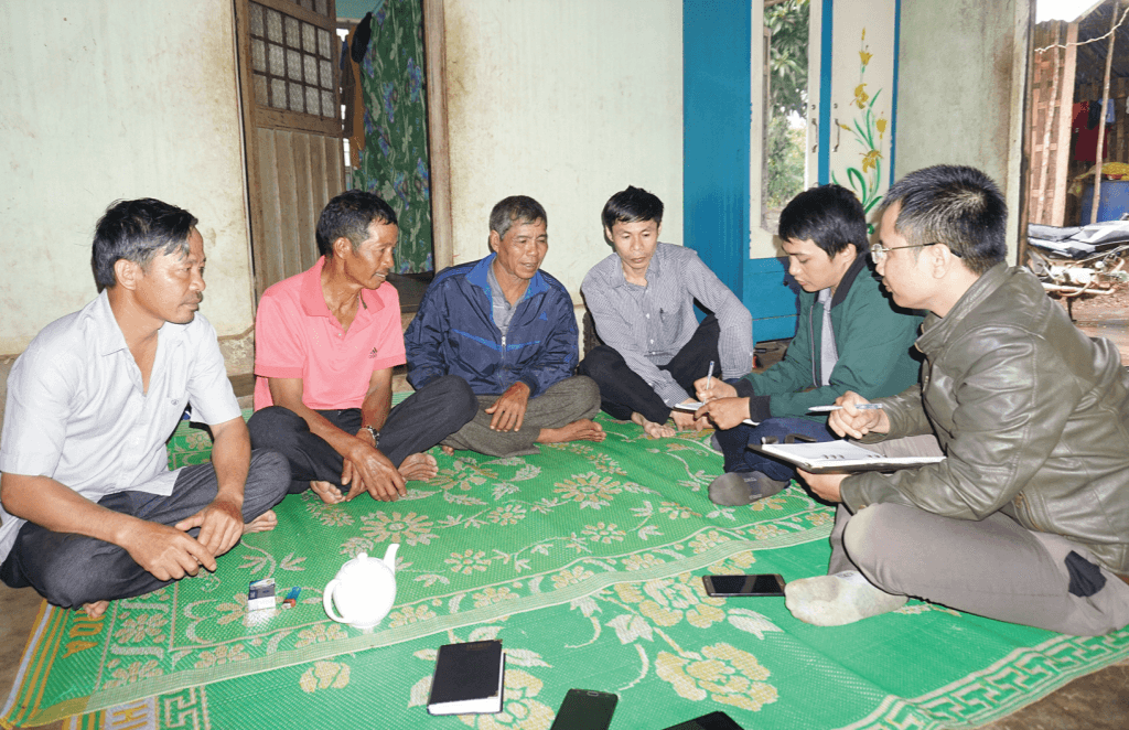 Già làng A Nuih và thầy thuốc A Phung (thứ 2, thứ 3 từ trái qua) kể về những tháng ngày lầm lạc khi nghe kẻ xấu xúi giục