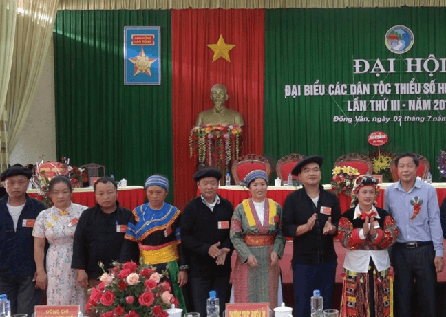 Bí thư Chi bộ thôn Ca Há, Sáng Thị Phỏng (thứ tư bên trái) chụp ảnh lưu niệm với các đại biểu tại Đại hội Đại biểu các DTTS tỉnh Hà Giang năm 2019.