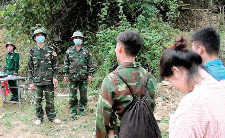 Cán bộ, chiến sĩ ĐBP Pù Nhi, huyện Mường Lát tuyên truyền, vận động người dân không di cư tự phát.