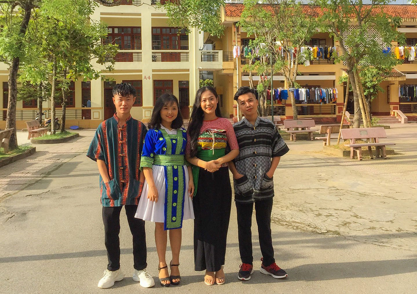 Hoàng Thị Lìn (đứng thứ 2 từ bên trái) tại Trường THPT Dân tộc nội trú tỉnh Thanh Hóa