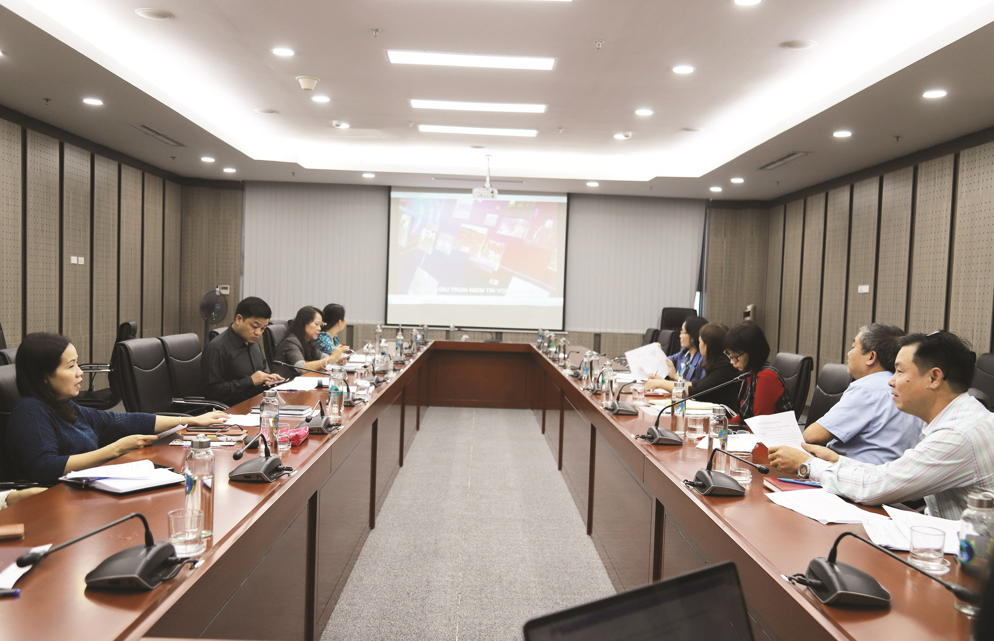 Các đại biểu thảo luận, góp ý cho các tập phim phóng sự phục vụ Đại hội 