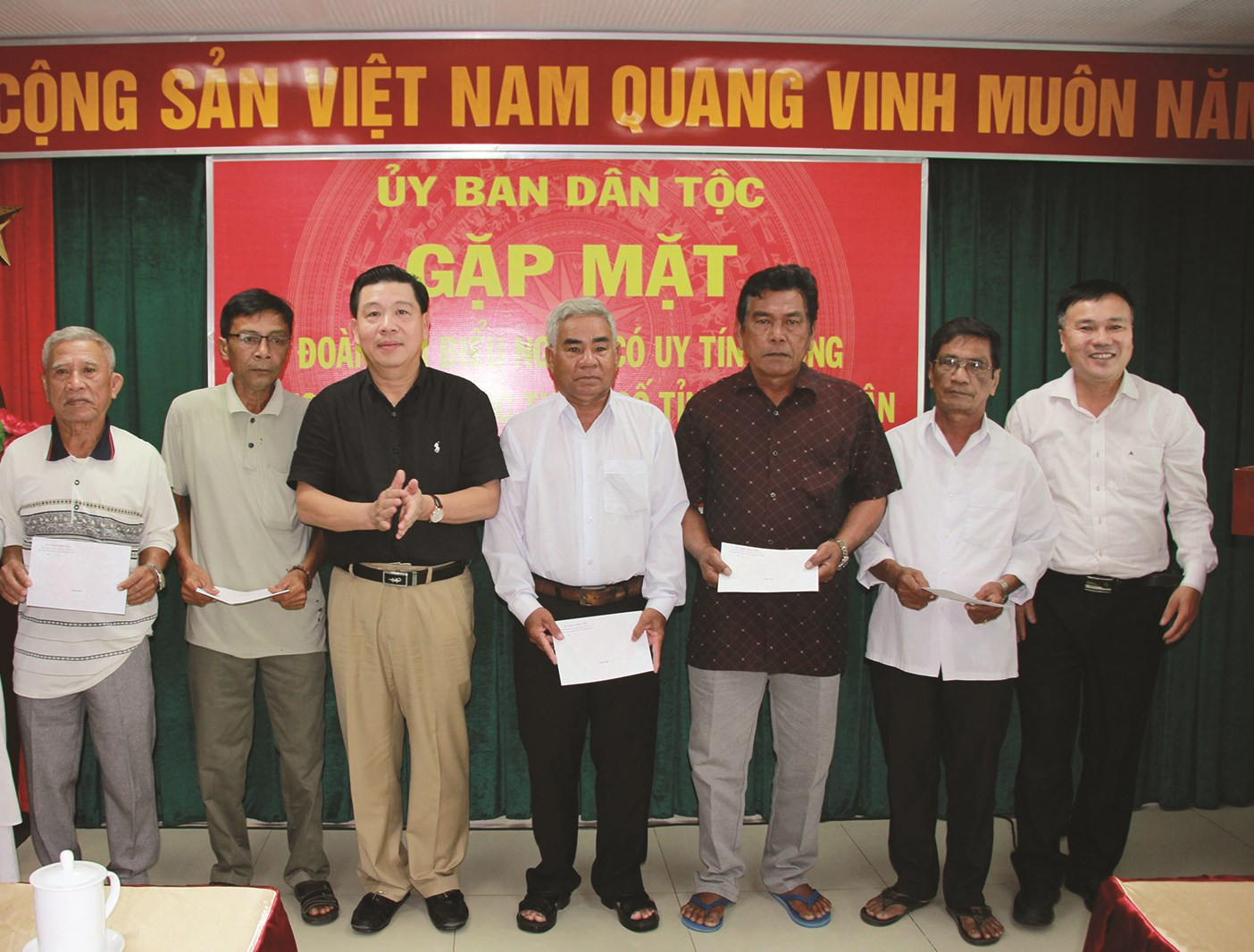 Thứ trưởng, Phó Chủ nhiệm UBDT Lê Sơn Hải tặng quà Đoàn Người có uy tín trong đồng bào DTTS tỉnh Bình Thuận.