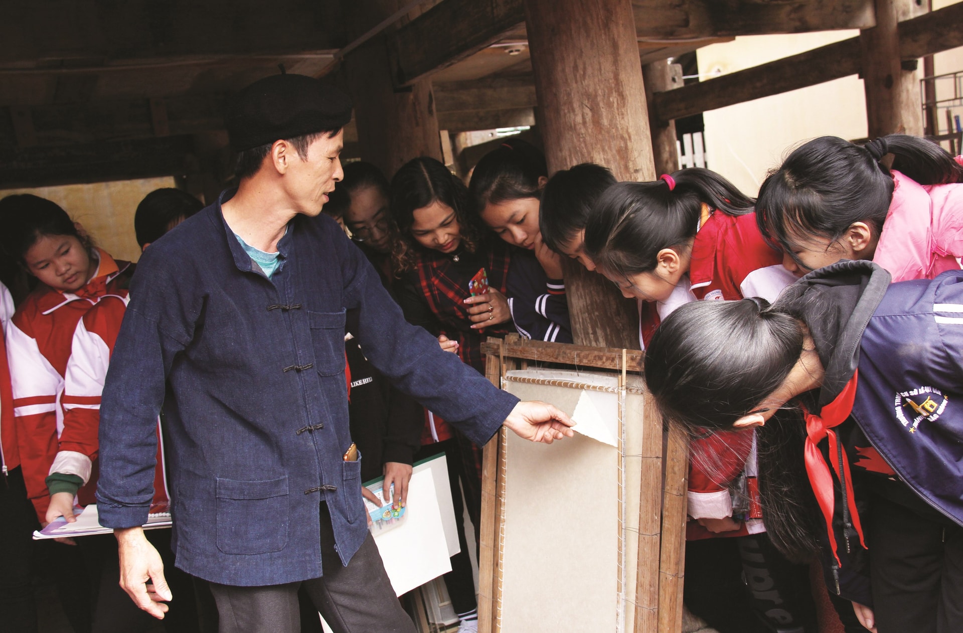 Anh Dương Văn Quang giới thiệu cho học sinh về  các công đoạn làm giấy dó.