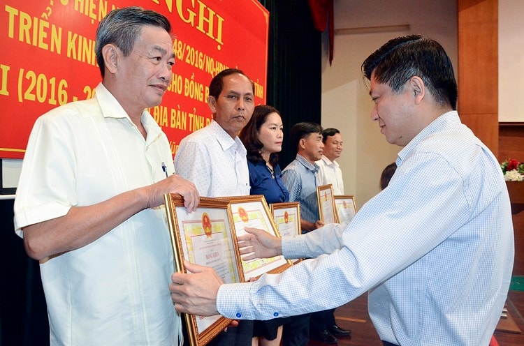 Ông Trần Văn Tuấn, Phó Chủ tịch UBND tỉnh trao Bằng khen cho các tập thể đạt thành tích xuất sắc trong thực hiện Nghị quyết 48/2016/NQ-HĐND của HĐND tỉnh về Đề án phát triển KT-XH cho đồng bào DTTS trên địa bàn tỉnh, giai đoạn II (2016-2020)