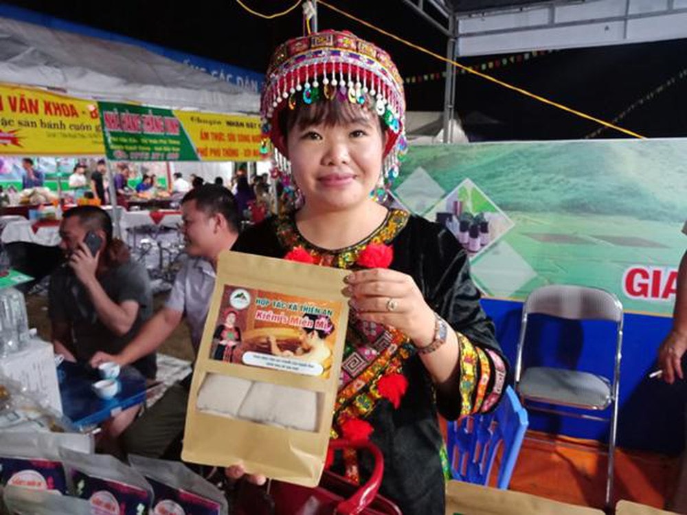 Chị Lý Thị Quyên giới thiệu sản phẩm của HTX chế biến nông sản Thiên An