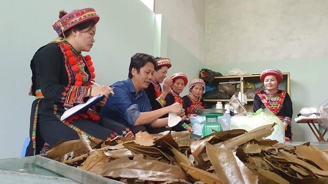 Chị Lý Thị Quyên, Giám đốc HTX Thiên An với sản phẩm thảo dược tắm người Dao.