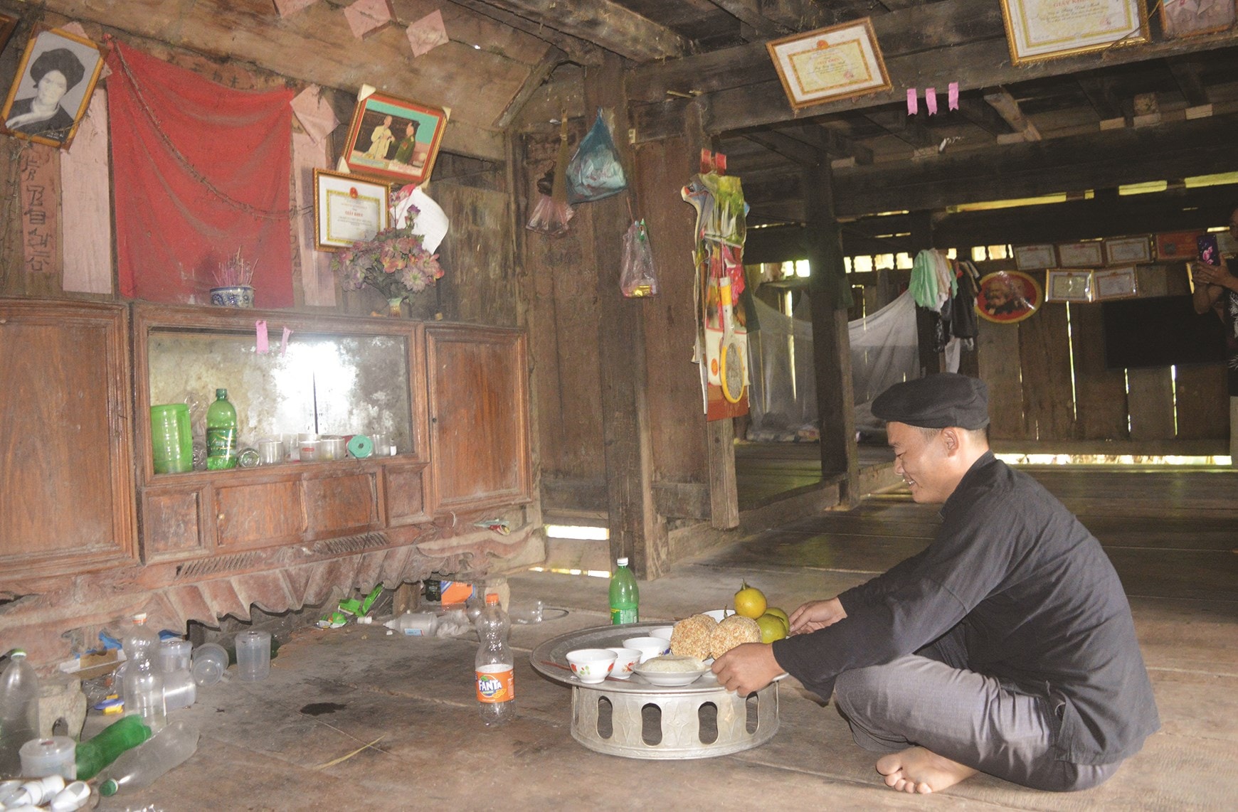 Anh Sùng Văn Tây, thôn Yểng, xã Hùng Lợi (Yên Sơn) dâng lễ báo cáo tổ tiên trong Lễ cúng cơm mới.