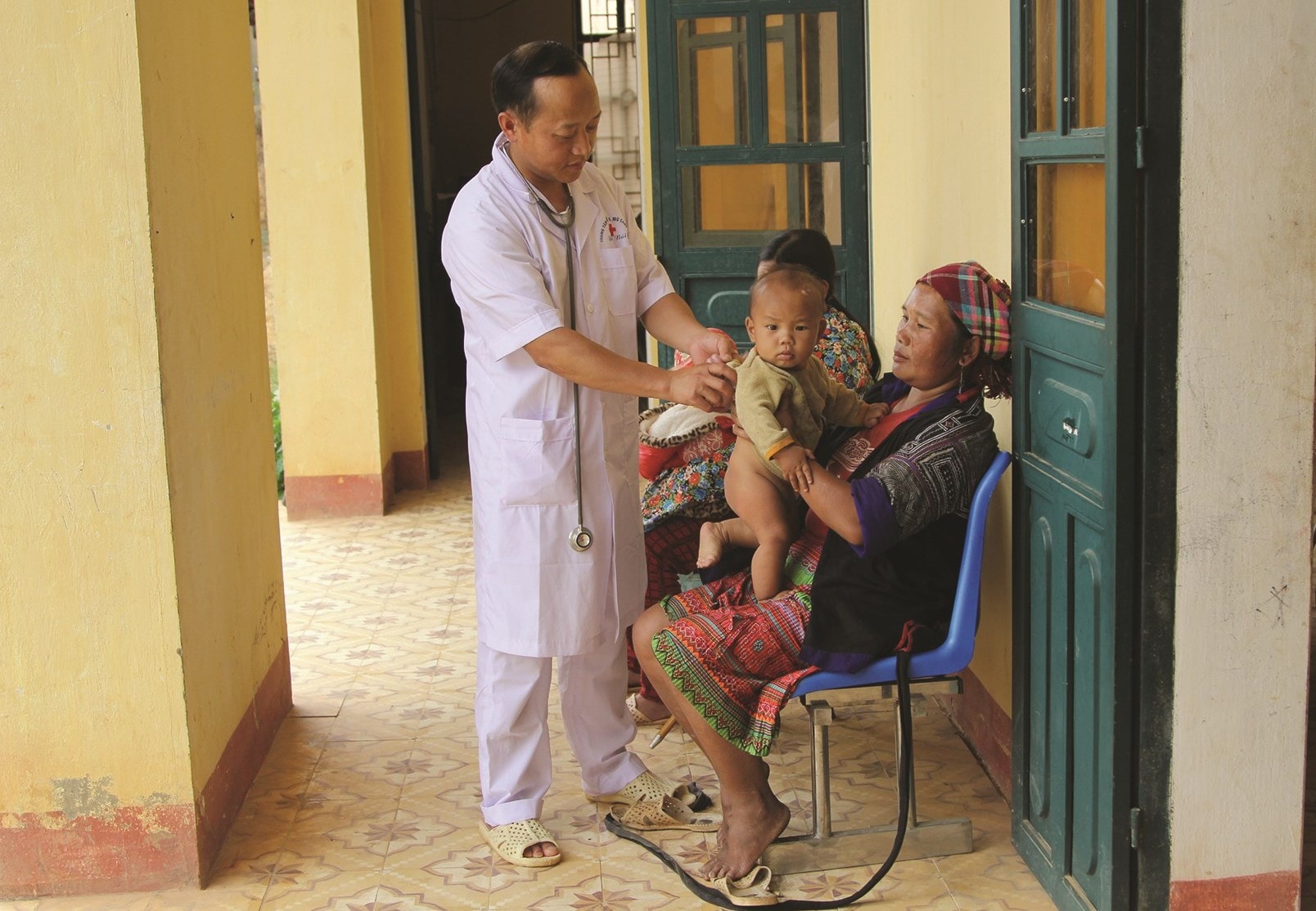 Nhiều trẻ em ở vùng cao Mù Cang Chải đến khám bệnh lúc giao mùa