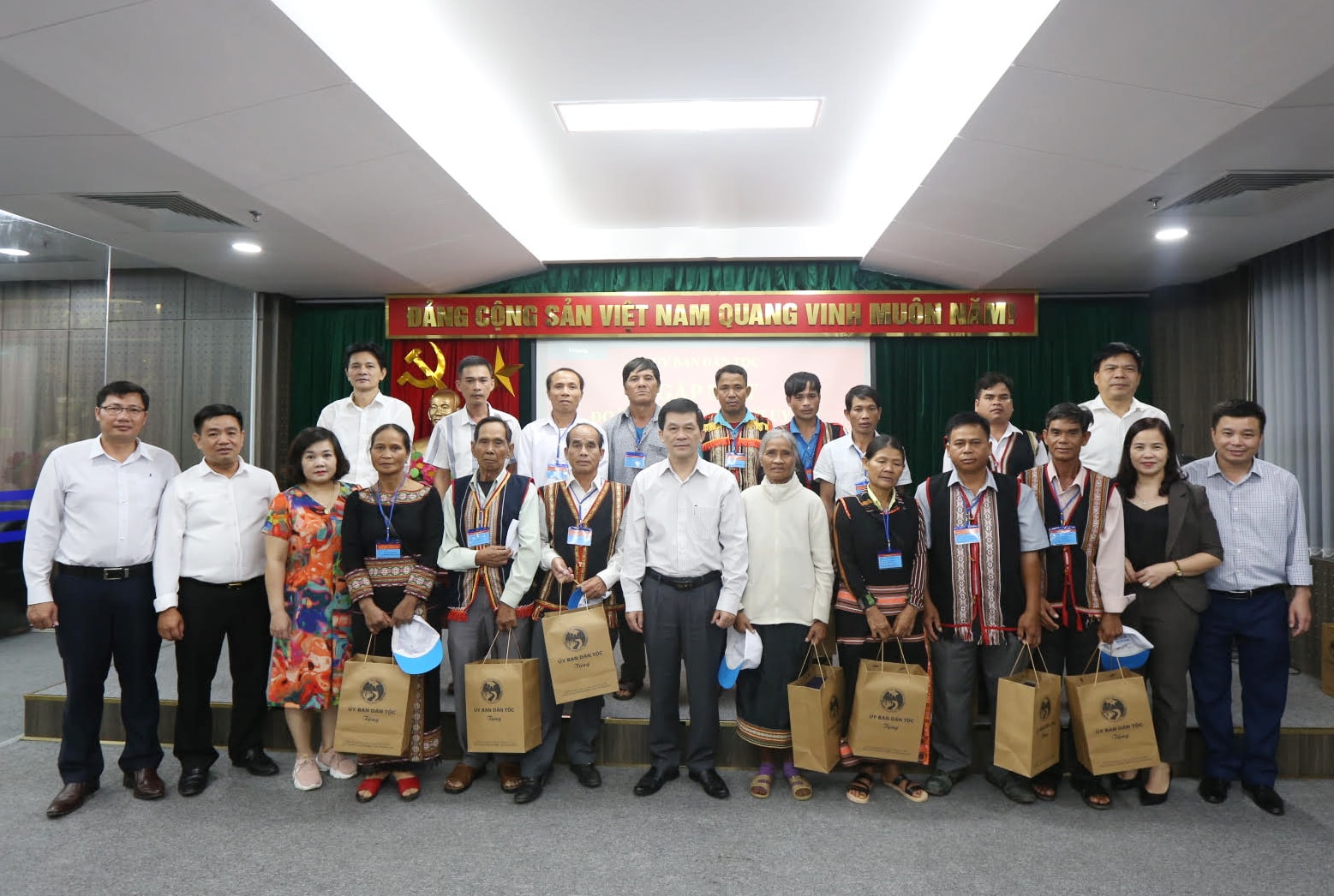Thứ trưởng, Phó Chủ nhiệm UBDT Nông Quốc Tuấn chụp ảnh lưu niệm cùng đại biểu Người có uy tín tỉnh Kon Tum
