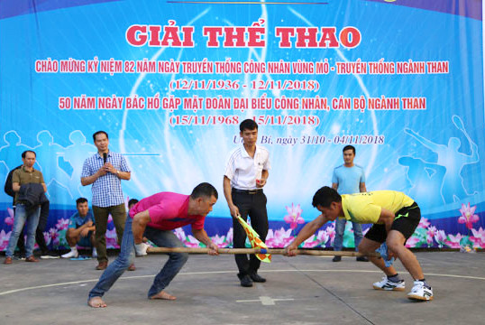 Đẩy gậy là môn thể thao thi đấu được yêu thích tại các công ty than.