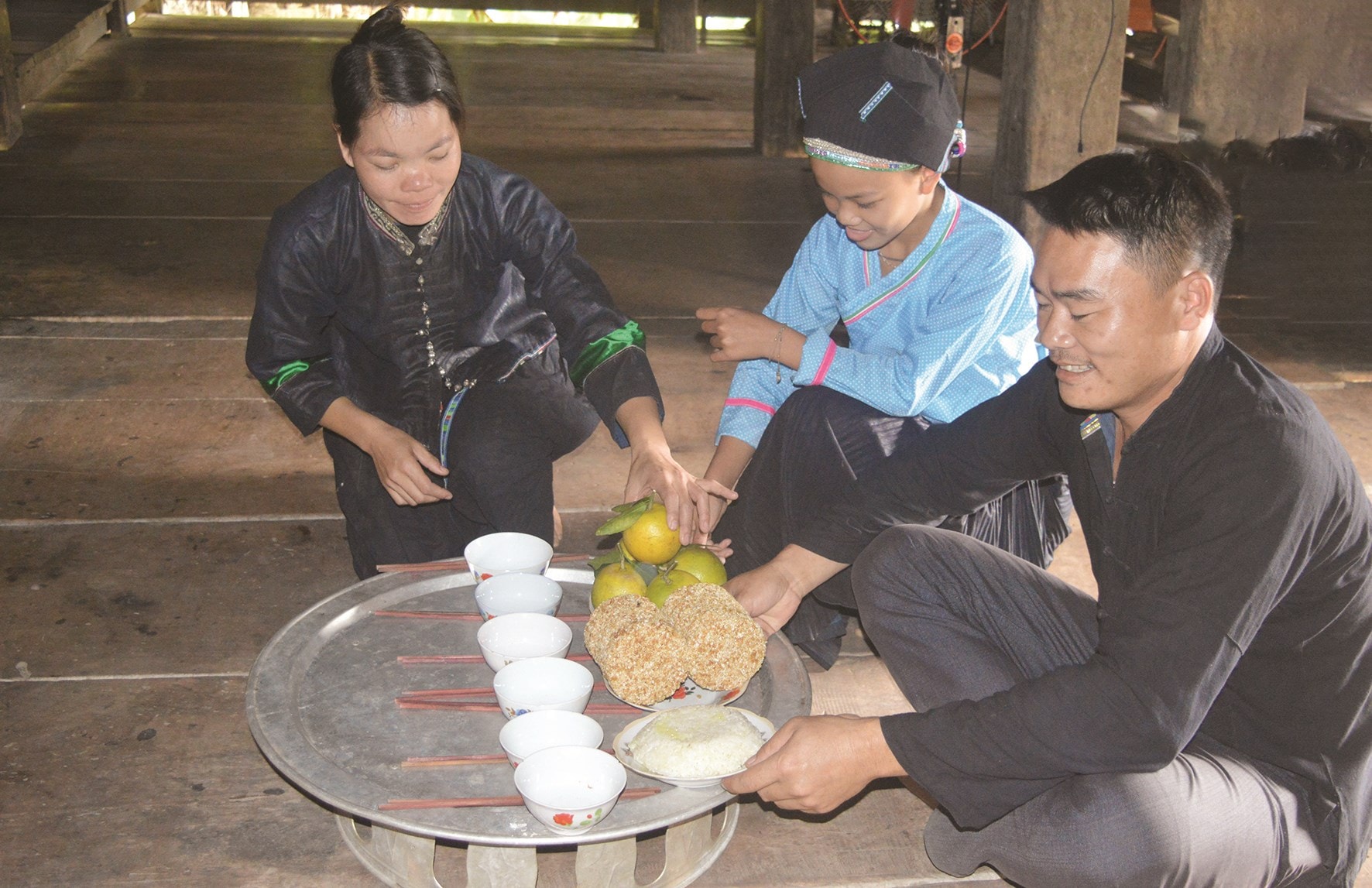 Gia đình anh Sùng Văn Tây, thôn Yểng, xã Hùng Lợi (Yên Sơn)  chuẩn bị mâm lễ trong Lễ cúng cơm mới