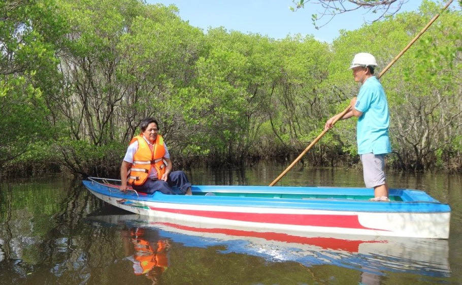 Du khách bắt đầu tìm thiên nhiên hoang sơ ở rừng ngập mặn bàu Cá Cái