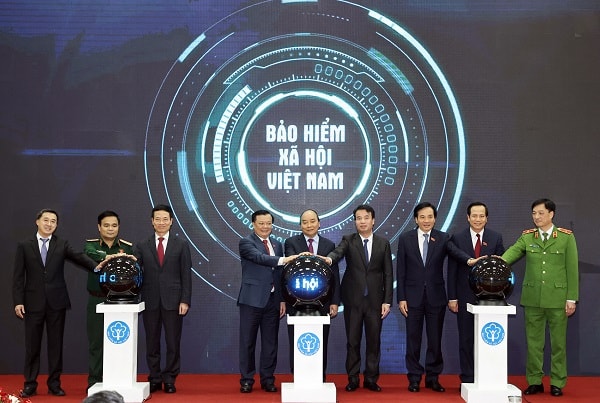 Thủ tướng Nguyễn Xuân Phúc và lãnh đạo các Bộ, ban, ngành thực hiện nghi thức công bố ứng dụng VssID - Bảo hiểm xã hội số