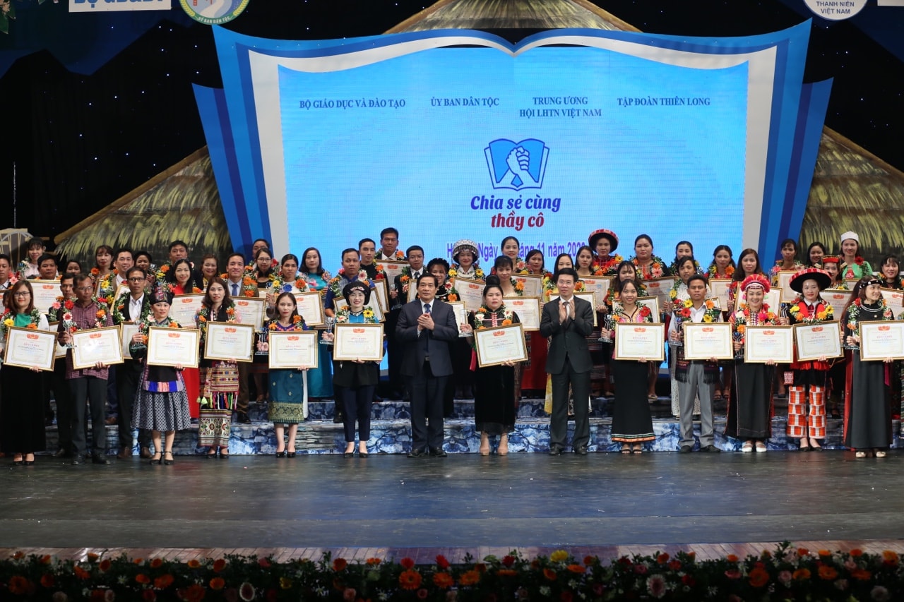 Các đồng chí lãnh đạo Đảng, Nhà nước trao tặng Bằng khen của Trung ương Hội Liên hiệp thanh niên Việt Nam cho các thầy cô