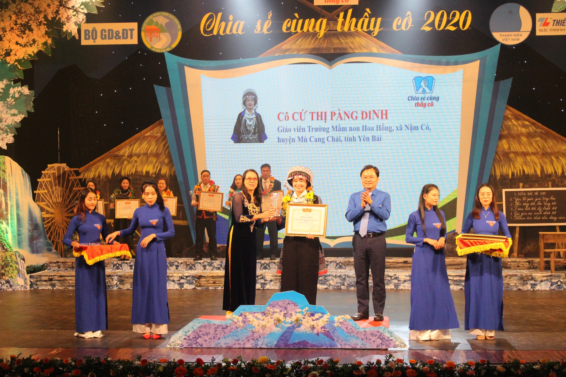 Thứ trưởng, Phó Chủ nhiệm UBDT  Hoàng Thị Hạnh trao tặng Bằng khen cho các thầy cô giáo