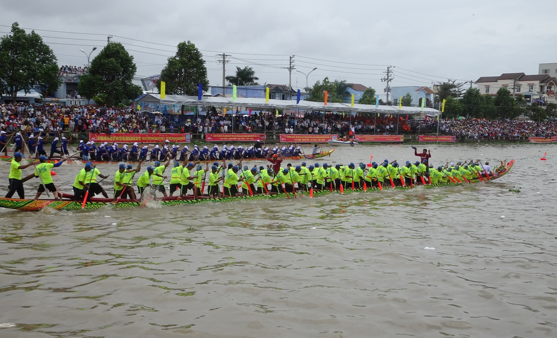 Đến Trà Vinh vào dịp lễ hội của đồng bào Khmer, ngoài tham quan Bảo tàng, du khách còn được thưởng thức những màn đua ghe ngo sôi nổi