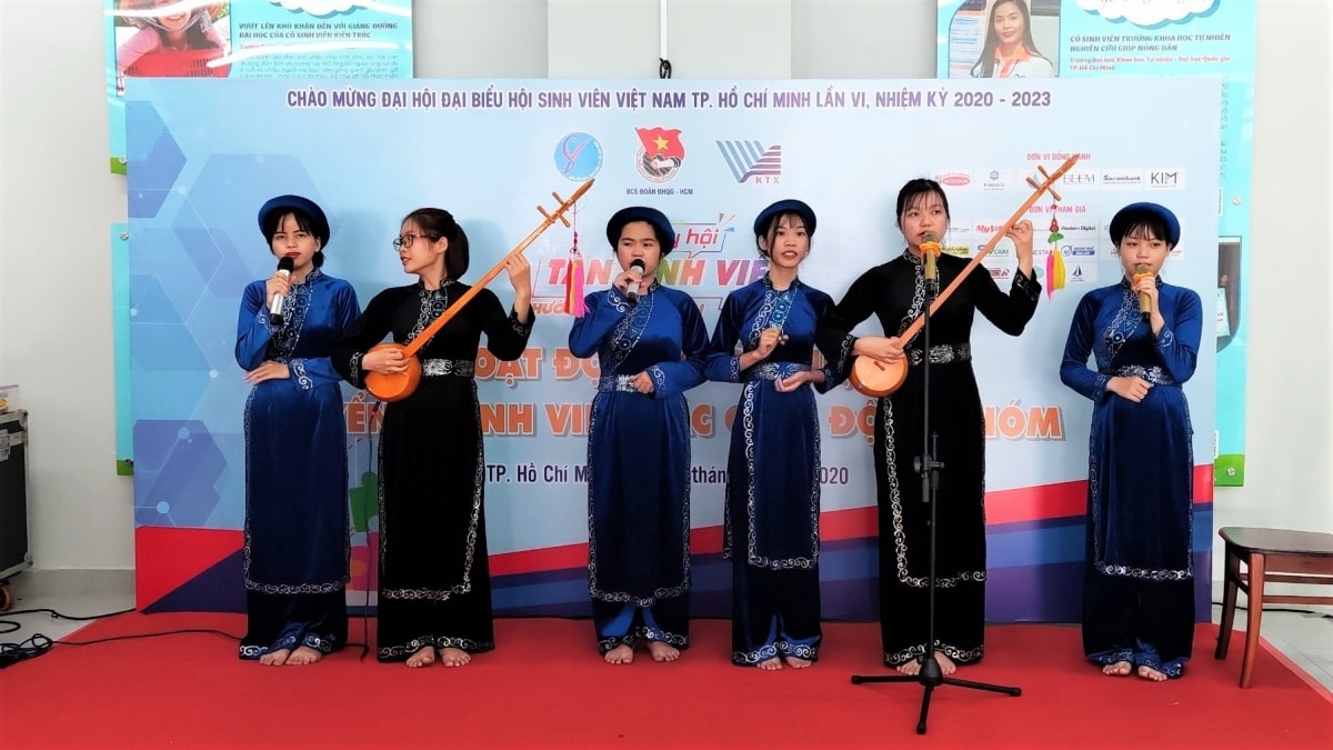 CLB Hát then - đàn tính TP. Hồ Chí Minh đang biểu diễn tại Ngày hội tân sinh viên năm 2020.