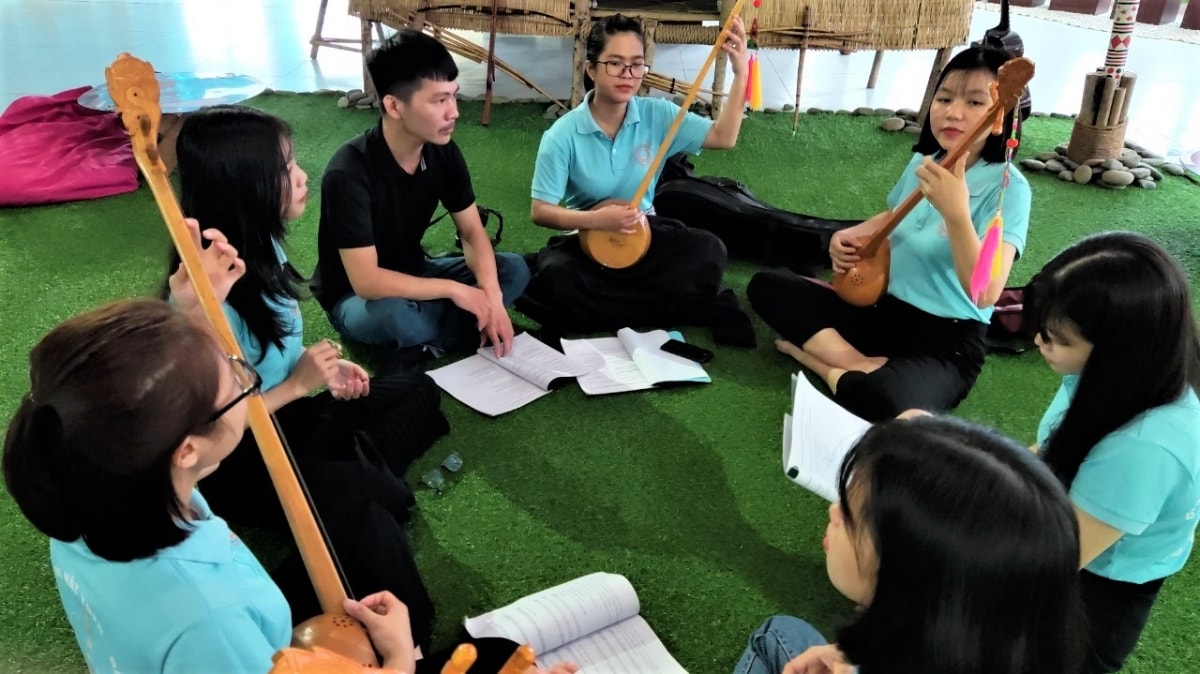 CLB Hát then - đàn tính TP. Hồ Chí Minh sinh hoạt vào sáng Chủ nhật hàng tuần tại Nhà văn hóa sinh viên của Khu đô thị ĐH Quốc gia TP. Hồ Chí Minh.