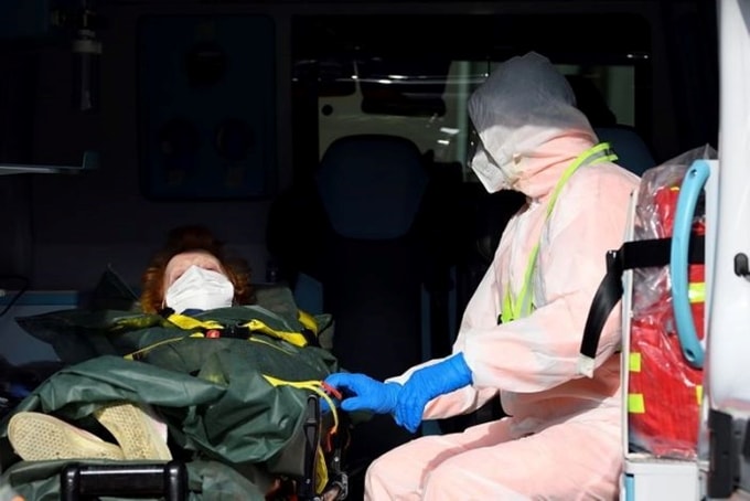  Số người mắc COVID-19 tại Mỹ và châu Âu tiếp tục tăng nhanh. (Ảnh: Reuters)
