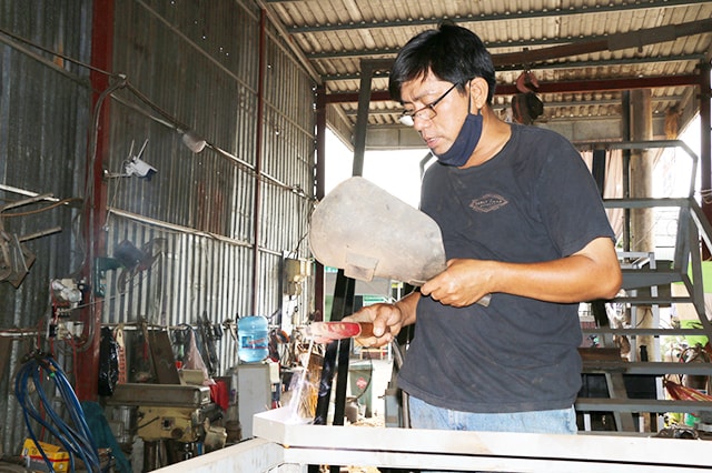 Dù chỉ mới học hết lớp 2 nhưng anh Nguyễn Thanh Hùng, xã Thường Phước 2, huyện Hồng Ngự (tỉnh Đồng Tháp) đã sáng chế ra nhiều chiếc máy nông nghiệp hữu dụng, chưa từng xuất hiện trên thị trường như máy tuốt hạt vừng, hạt rau muống, rau đay…