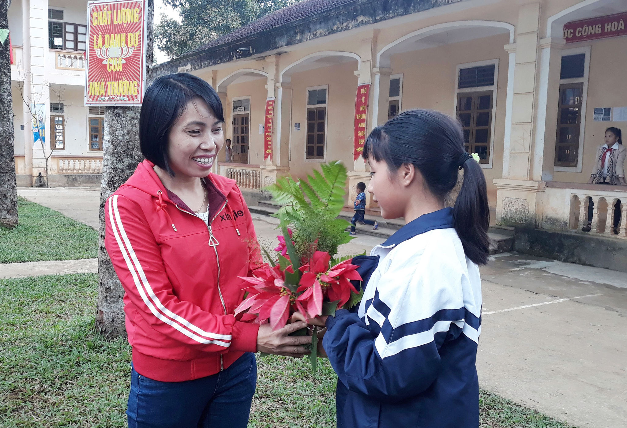 Học sinh Trường PTDTBT TH&THCS Nậm Càn mang hoa rừng đến tặng cô giáo