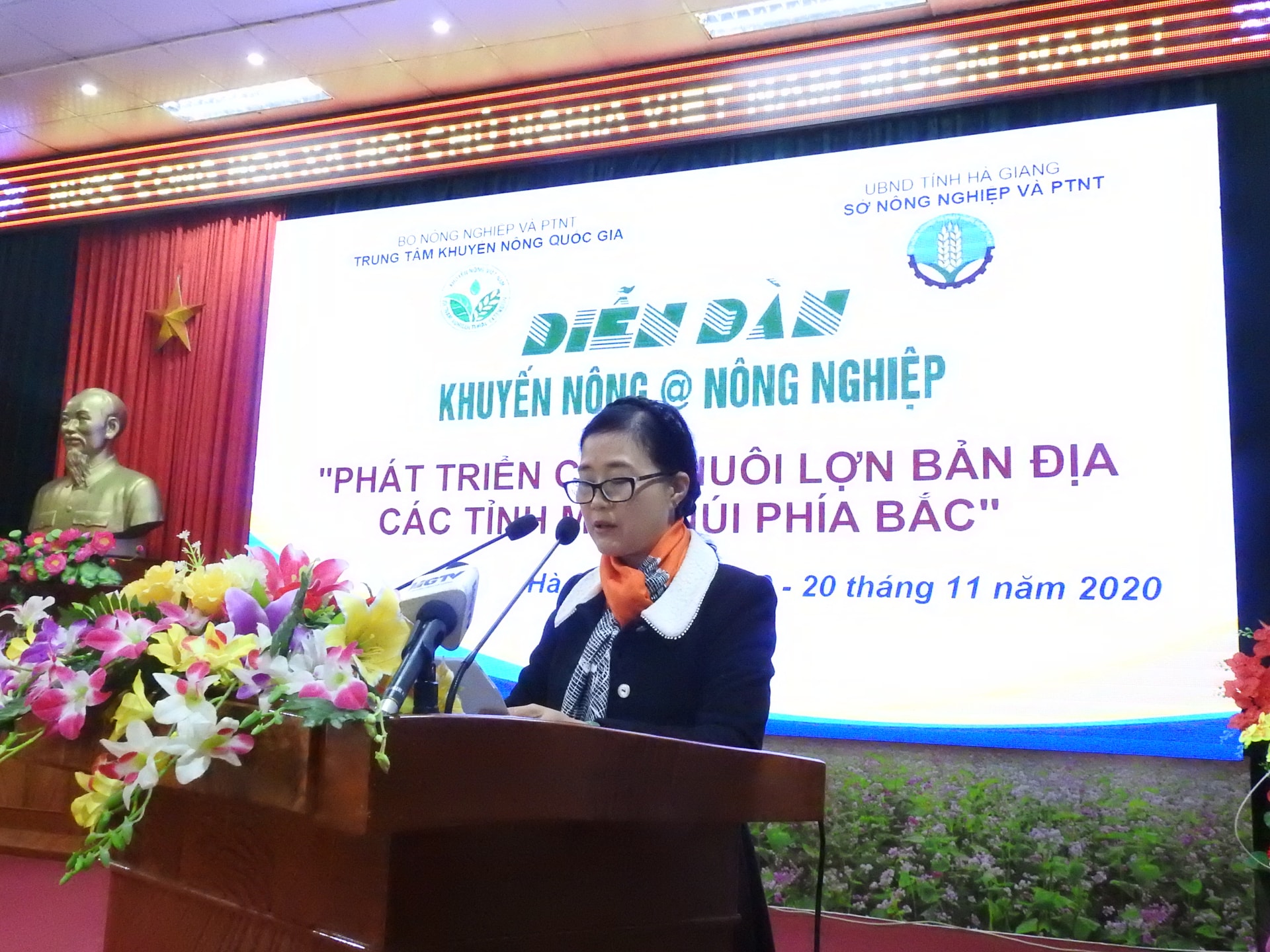 Tiến sĩ Hạ Thúy Hạnh, Phó Giám đốc Trung tâm Khuyến nông Quốc gia phát biểu tại diễn đàn.