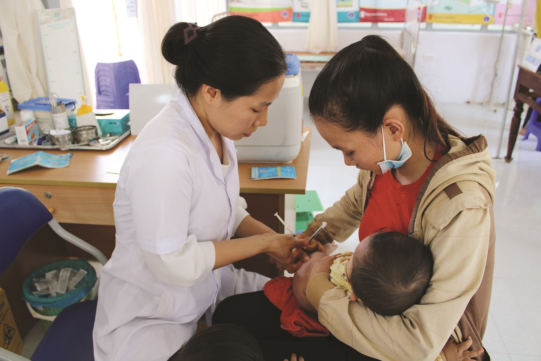 Tiêm chủng mở rộng ở một xã nghèo