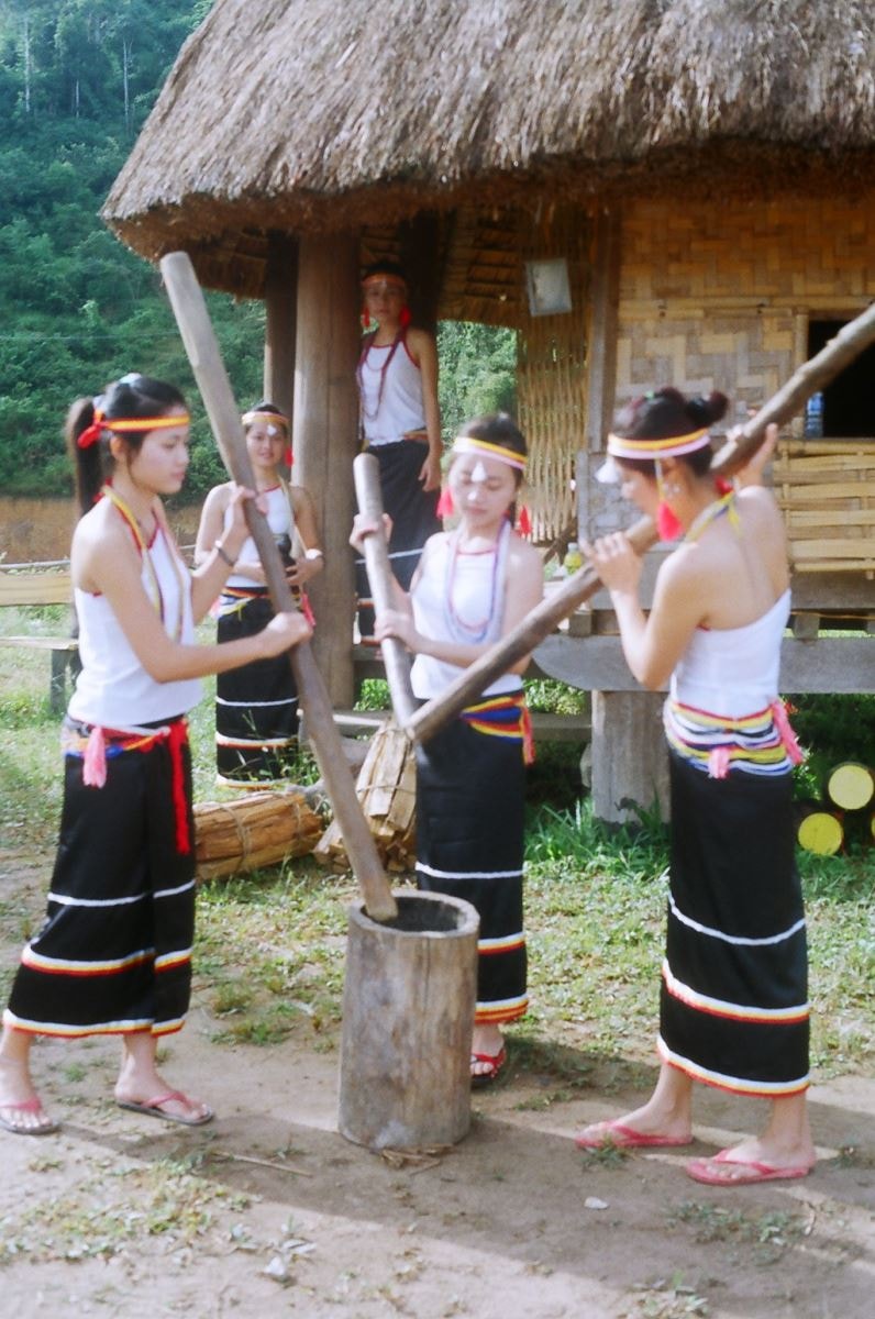Người Cor huyện vùng cao Bắc Trà My, giã nếp và gói bánh la roát chuẩn bị ăn Tết Nguyên đán, đón mừng năm mới.