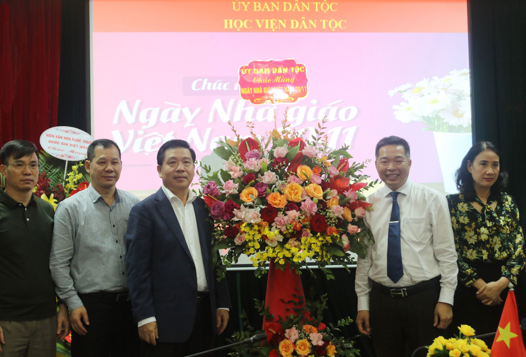 Thứ trưởng, Phó Chủ nhiệm UBDT tặng hoa chúc mừng Học viện Dân tộc